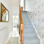 Spacious En-Suite In A 5-Bedroom House At Hanwell