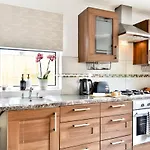 Spacious En-Suite In A 5-Bedroom House At Hanwell