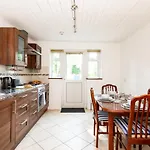 Spacious En-Suite In A 5-Bedroom House At Hanwell