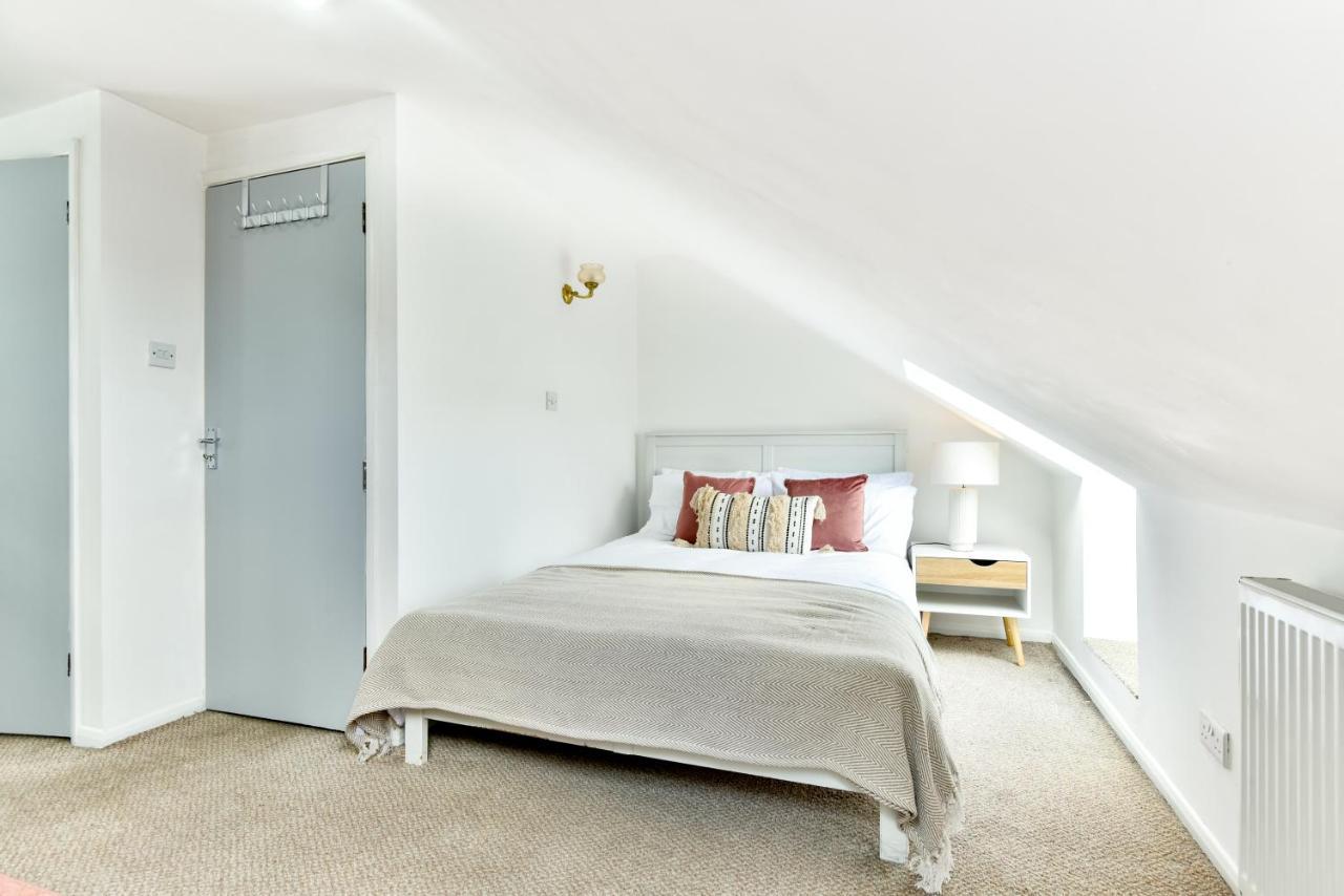 Aparthotel Spacious En-suite In A 5-bedroom House At Hanwell