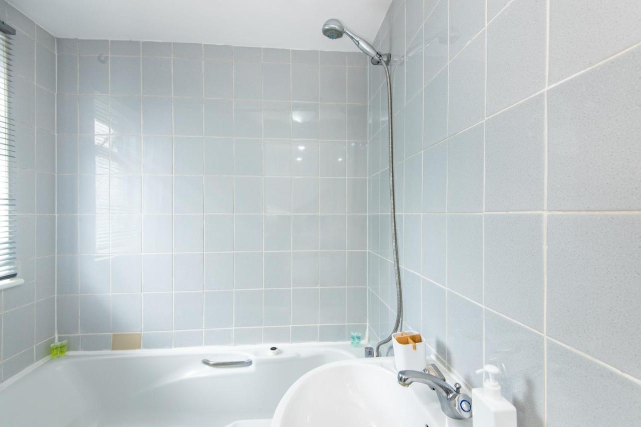 Aparthotel Spacious En-suite In A 5-bedroom House At *