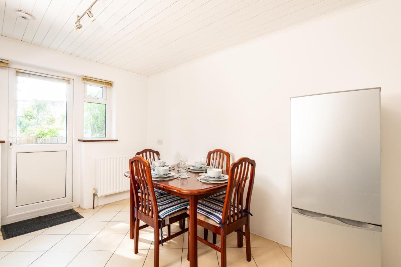 Spacious En-suite In A 5-bedroom House At * Hanwell