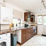 Spacious En-Suite In A 5-Bedroom House At Hanwell