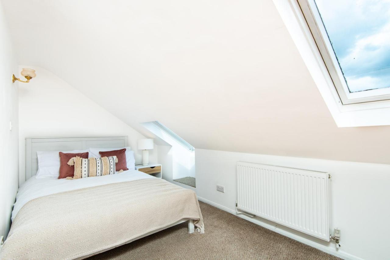 Aparthotel Spacious En-suite In A 5-bedroom House At Hanwell