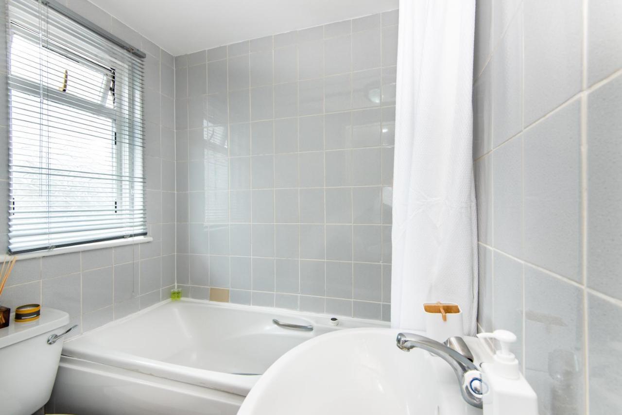 Aparthotel Spacious En-suite In A 5-bedroom House At Hanwell