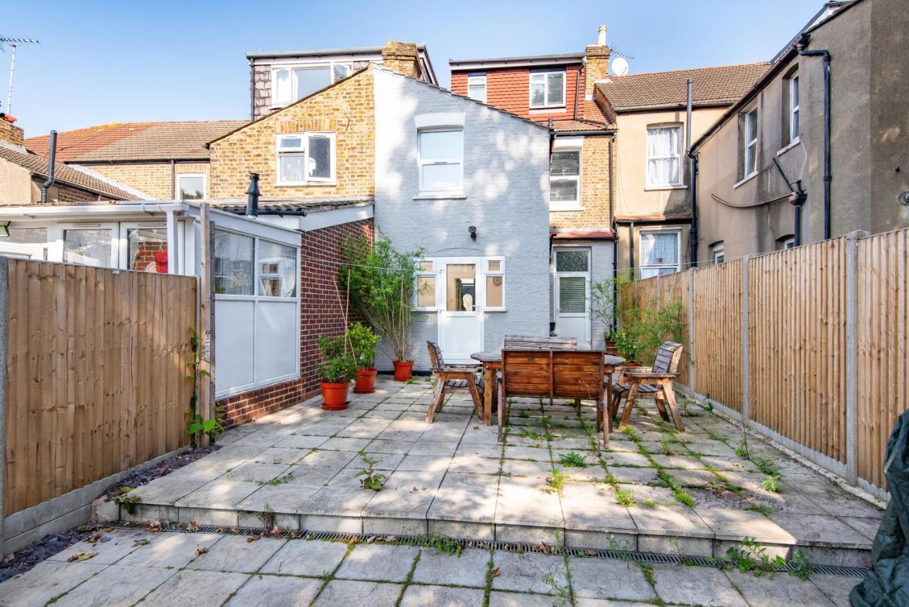 Spacious En-suite In A 5-bedroom House At
